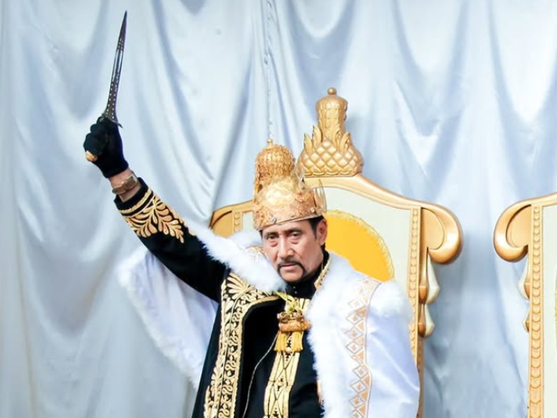 Ayahnya wafat pada 5 Agustus 2018. Kemudian Sultan Adji diangkat menggantikan sang ayahanda pada 15 Desember 2018 dan dinobatkan di Keraton atau Museum Mulawarman.
