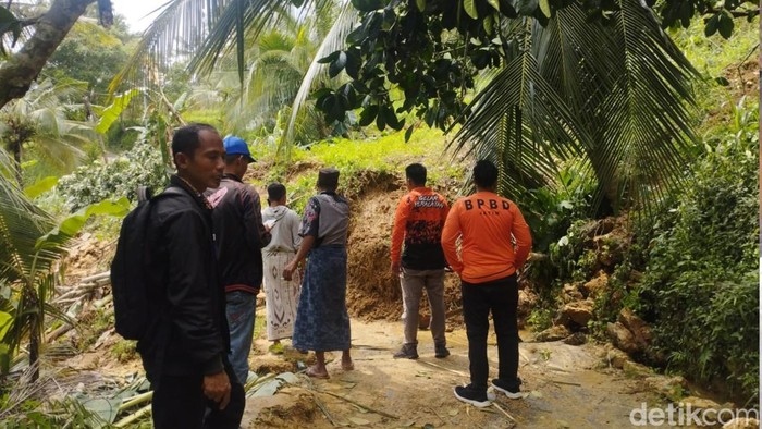 Tim BPBD memantau akses jalan yang tidak bisa dilewati akibat tanah gerak.