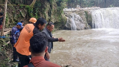 Tim SAR gabungan melaksanakan pencarian korban tenggelam di Air Terjun Tiwu Pai, Desa Toe, Kecamatan Reok Barat, Manggarai, NTT, Sabtu (17/1/2026). (Foto: Dok. Basarnas Maumere)
