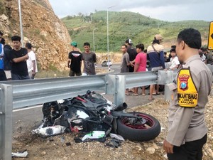 Moge Selip Tabrak Pembatas di JLS Blitar, Pemotor Asal Pasuruan Tewas