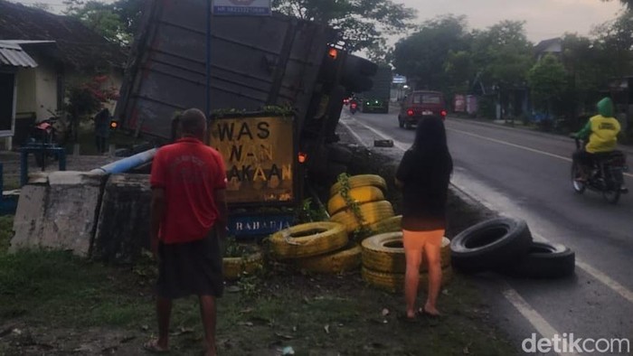 Truk Tronton Terguling Usai Tabrak Jembatan di Bojonegoro