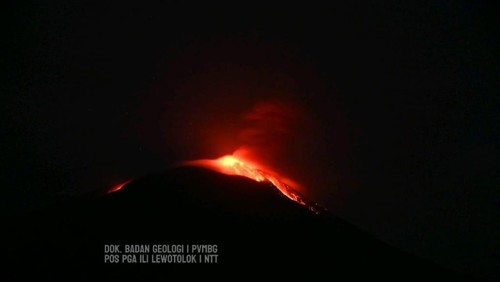 Visual Gunung Ile Lewotolok di Kabupaten Lembata, NTT, yang kembali meletus pada pukul 19.45 Wita, Sabtu (17/1/2026). (Foto: Dok. PVMBG)