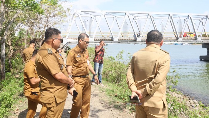 Wali Kota Makassar Munafri Appi Arifuddin saat meninjau lokasi pembangunan jembatan baru Barombong.