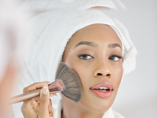 Wanita Memakai Bedak Tabur