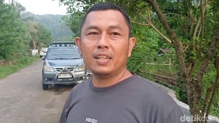Warga Leang-leang, Kecamatan Bantimurung, Muhammad Idrus (45) mendengar suara ledakan di lokasi Pesawat ATR 42-500 milik Indonesia Air Transport (IAT) yang hilang kontak.