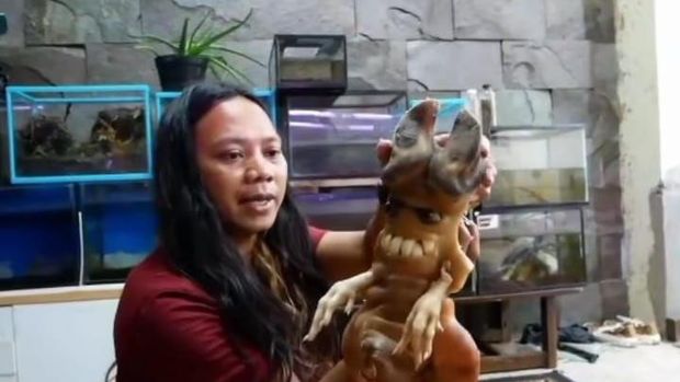 Food Vlogger Paling Nyeleneh, Kontennya Makanan Basi sampai Menu Mistis