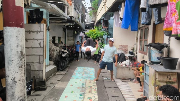 Semangat Anak-anak Jakut Latihan Akrobatik di Gang Sempit
