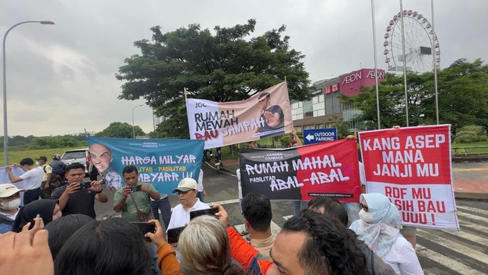 Warga JGC Cakung Demo, Beli Rumah Rp 2 M tapi Jalan Rusak-Bau Sampah
