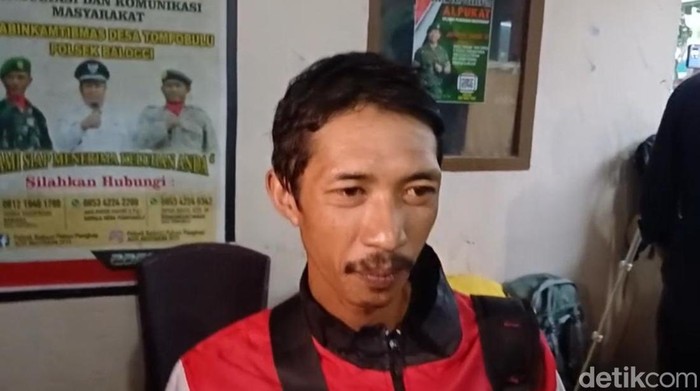 Arman, warga Tompobulu, Pangkep, ikut membantu tim SAR mencari korban pesawat ATR 42-500 yang jatuh di Gunung Bulusaraung, Pangkep.  Muhammad Subhan/detikulsel
