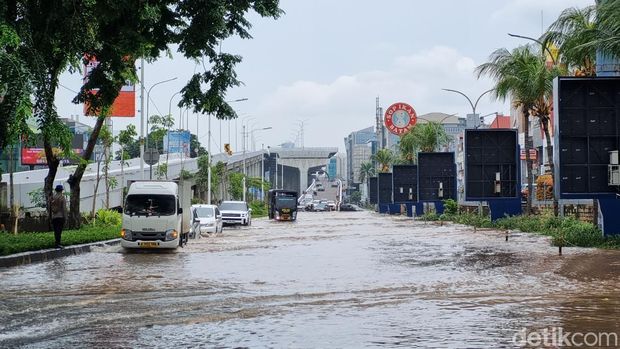 Banjir di depan Balai Sumudera Jakut Banjir di depan Balai Sumudera Jakut