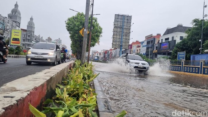 Banjir di Jalan Depan Balai Samudera Jakut, Contraflow Diterapkan