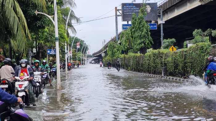 Jalan Ahmad Yani Jakpus Banjir, Pemotor Lintasi Trotoar