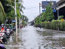 Jalan Ahmad Yani Jakpus Banjir, Pemotor Lintasi Trotoar
