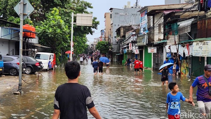 Bertambah, Banjir Rendam 35 RT-23 Ruas Jalan di Jakarta Pagi Ini