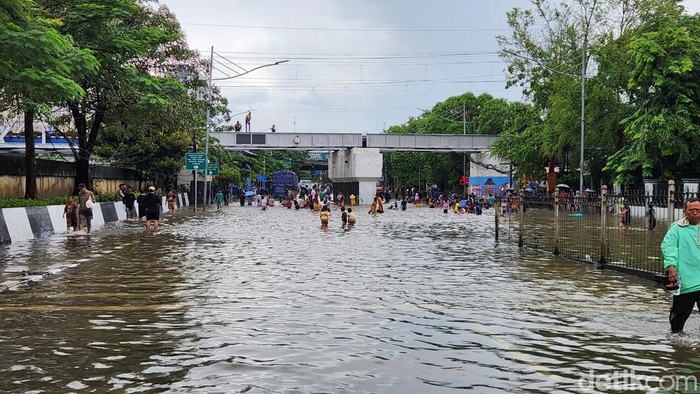 Jalan Gunung Sahari Jakpus Banjir, Kendaraan Tak Bisa Melintas