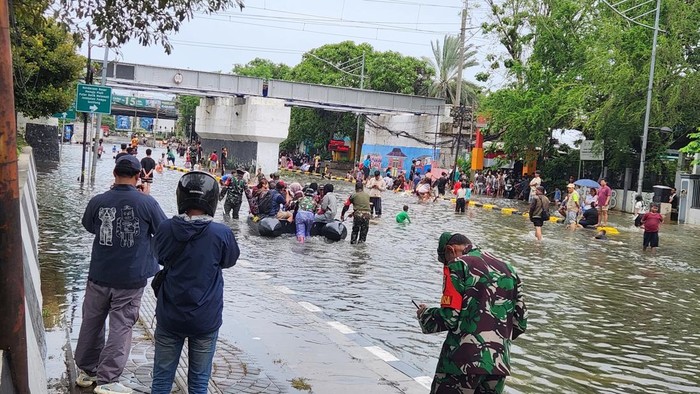 Jalan Gunung Sahari Jakpus Banjir, Warga Nyeberang Pakai Perahu Karet