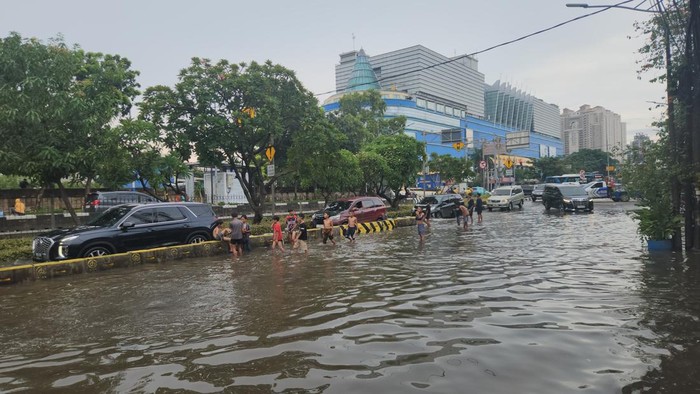 Banjir di Jalan Gunung Sahari Mulai Surut, Mobil Kini Bisa Melintas