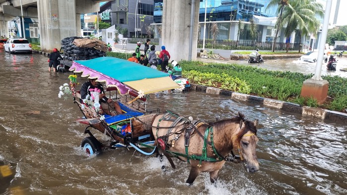 Jalan Boulevard Kelapa Gading Banjir, Motor Mogok-Delman Tetap Melaju