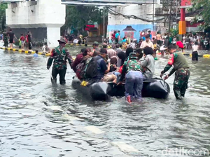 Video Pademangan Jakut Terendam Banjir, TNI Bantu Warga Pakai Perahu