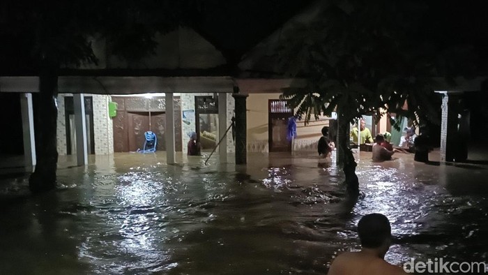 Hujan Deras, Banjir Meluas Hingga 7 Kecamatan di Kabupaten Probolinggo, Jalur Pantura Probolinggo Macet