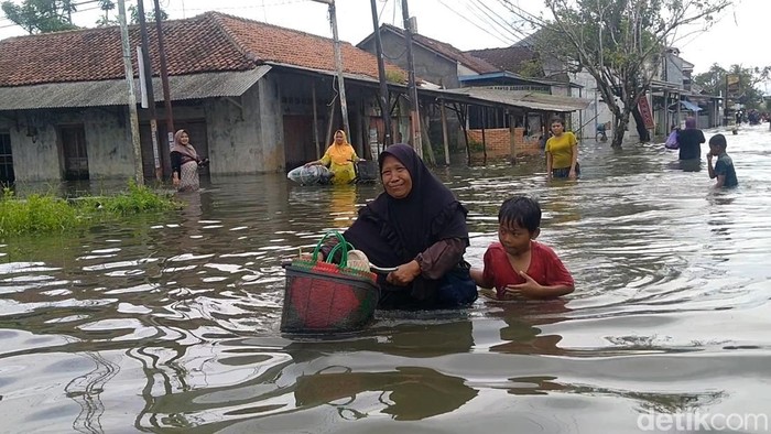 Banjir di Pekalongan Capai 1 Meter, Rendam Rumah Warga