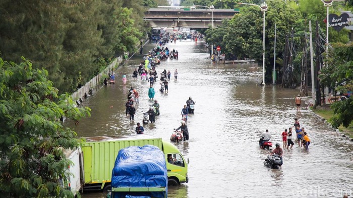 Banjir setinggi 60 sentimeter menggenangi Jalan Jembatan Tiga Raya, Jakarta Utara, Minggu (18/1/2026). Ruas jalan ditutup karena membahayakan pengendara.