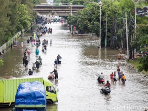 Banjir Rendam Jalan Jembatan Tiga Raya, Akses Utama Pluit Lumpuh