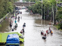 Banjir Rendam Jalan Jembatan Tiga Raya, Akses Utama Pluit Lumpuh