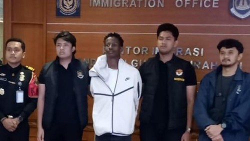 Anthony digiring ke kantor Imigrasi Ngurah Rai seusai diciduk di Bandara Internasional Ngurah Rai, Sabtu (17/1/2026). (Dok Imigrasi Ngurah Rai).