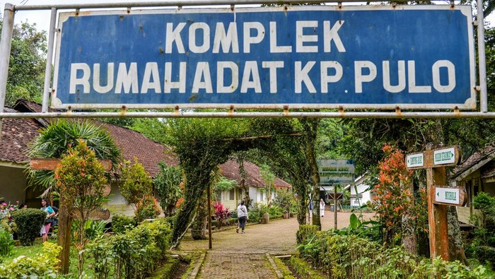 Wisatawan mengunjungi Candi Cangkuang di Kawasan Wisata Cangkuang, Kabupaten Garut, Jawa Barat, Sabtu (17/1/2026). Pengelola Kawasan Wisata Cangkuang yang menawarkan wisata sejarah berupa Candi Cangkuang dan Situ Cangkuang menargetkan 2.000 pengunjung per hari selama libur panjang Isra Miraj 2026. ANTARA FOTO/Raisan Al Farisi/foc.