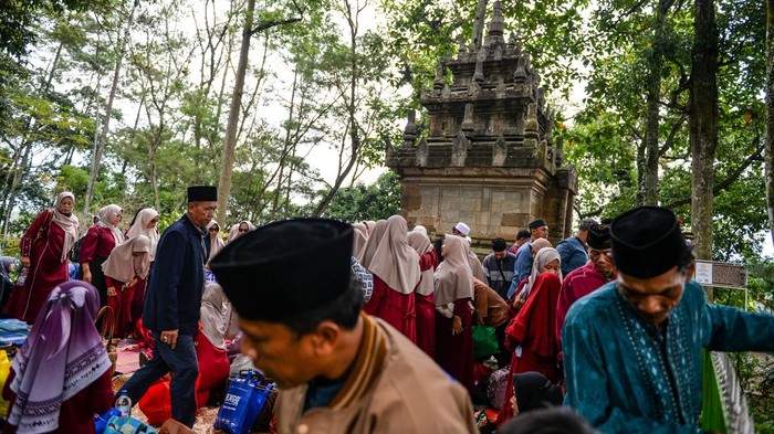 Wisatawan mengunjungi Candi Cangkuang di Kawasan Wisata Cangkuang, Kabupaten Garut, Jawa Barat, Sabtu (17/1/2026). Pengelola Kawasan Wisata Cangkuang yang menawarkan wisata sejarah berupa Candi Cangkuang dan Situ Cangkuang menargetkan 2.000 pengunjung per hari selama libur panjang Isra Miraj 2026. ANTARA FOTO/Raisan Al Farisi/foc.