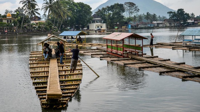 Wisatawan mengunjungi Candi Cangkuang di Kawasan Wisata Cangkuang, Kabupaten Garut, Jawa Barat, Sabtu (17/1/2026). Pengelola Kawasan Wisata Cangkuang yang menawarkan wisata sejarah berupa Candi Cangkuang dan Situ Cangkuang menargetkan 2.000 pengunjung per hari selama libur panjang Isra Miraj 2026. ANTARA FOTO/Raisan Al Farisi/foc.