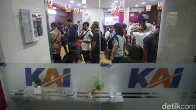 Cuaca Buruk Ganggu Jalur Kereta di Jawa, Puluhan Perjalanan Dibatalkan