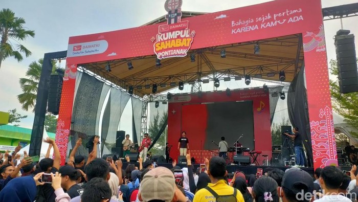 D’Masiv tampil menghibur dalam penutupan Daihatsu Kumpul Sahabat Pontianak. (Ocsya Ade CP)