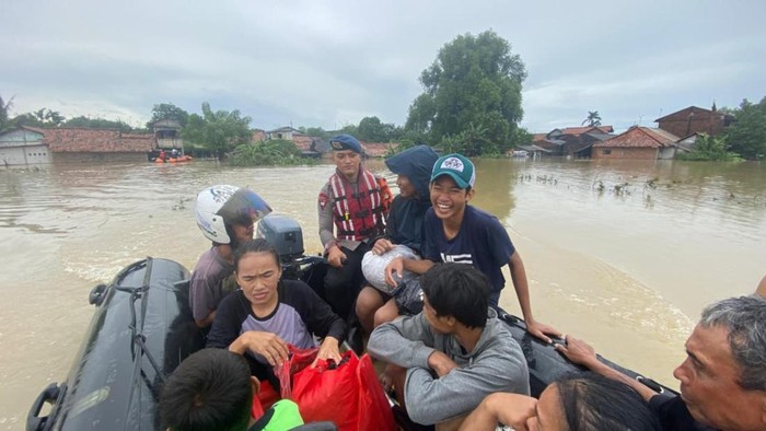 Brimob Polda Metro Jaya Evakuasi Warga Terdampak Banjir di Kabupaten Bekasi