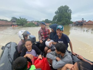 Brimob Polda Metro Jaya Evakuasi Warga Terdampak Banjir di Kabupaten Bekasi