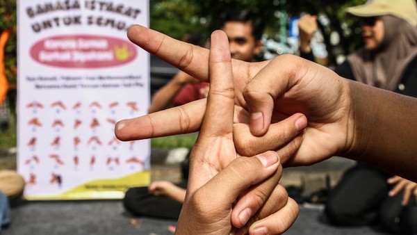 Edukasi Bahasa Isyarat Warnai Hari Tuli Nasional