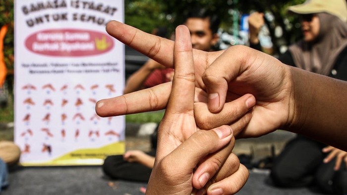 Sejumlah anak belajar bahasa isyarat saat merayakan Hari Tuli Nasional di kawasan Hari Bebas Kendaraan Bermotor di Palangka Raya, Kalimantan Tengah, Minggu (18/1/2026). Kegiatan yang digelar oleh komunitas Huma Sarita tersebut untuk mengenalkan keterampilan penggunaan bahasa isyarat berupa gerakan tangan kepada masyarakat umum sebagi sarana komunikasi dengan penyandang tunarungu dan tunawicara. ANTARA FOTO/Auliya Rahman/nym.