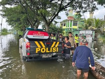 Perjuangan Polisi Evakuasi Penderita Stroke yang Terjebak Banjir di Kudus