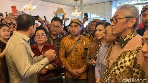 Suasana penyerahan SK Plt Keraton Solo ke Tedjowulan diwarnai protes, Minggu (18/1/2026).