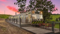 Gerbong kereta itu berukuran 2,7x23 meter dan seberat 28 ton. Sebelum kebakaran, pasangan itu memang sedang membuat penginapan menggunakan gerbong kereta. Gerbong itu sudah dibuatkan dapur dan kamar mandi. Foto: via realestate.com.au
