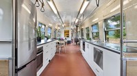 Setelah kebakaran, mereka pun memutuskan buat tinggal di gerbong ini. Isinya sudah direnovasi sedemikian rupa. Bagian dapur dibuat luas. Foto: via realestate.com.au