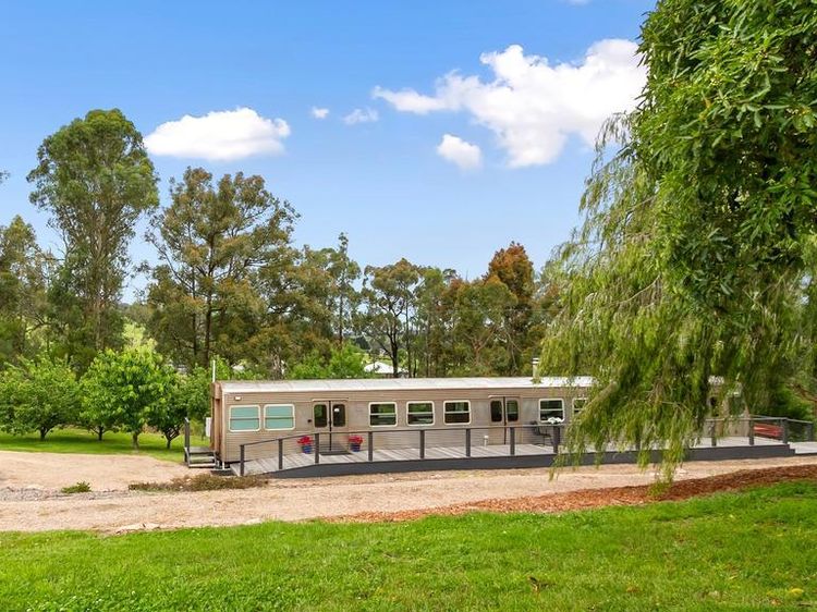 Keluarga Ini Tinggal di Gerbong Kereta Usai Rumahnya Dilalap Api