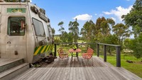 Bagian luar ditambahkan deck beserta tempat duduk buat bersantai. Foto: via realestate.com.au