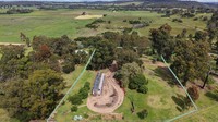 Kebakaran hutan melanda rumah keluarga McStephen di 35 Riches Rd, Sarsfield, Victoria, Australia. Meski rumahnya hangus terbakar, masih ada gerbong kereta yang tersisa di properti mereka. Foto: via realestate.com.au