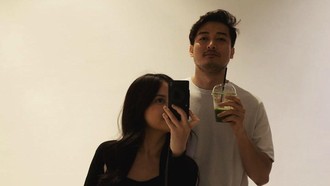 Seru! Hanggini dan Suami Kompak Jajan Matcha dan Ngemil Kue di Kafe Cantik