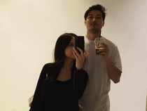 Seru! Hanggini dan Suami Kompak Jajan Matcha dan Ngemil Kue di Kafe Cantik