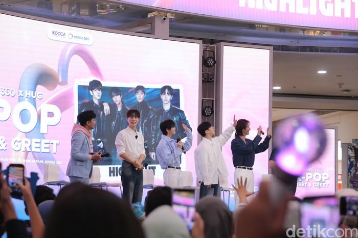 Grup K-Pop HIGHLIGHT (dua dari kiri ke kanan: Yoon Doojoon, Yang Yoseob, Lee Gikwang, Son Dongwoon) saat menghadiri acara KOREA 360 X HUG Meet & Greet di Lotte Mall, Jakarta Selatan, pada Minggu (18/1/2026).