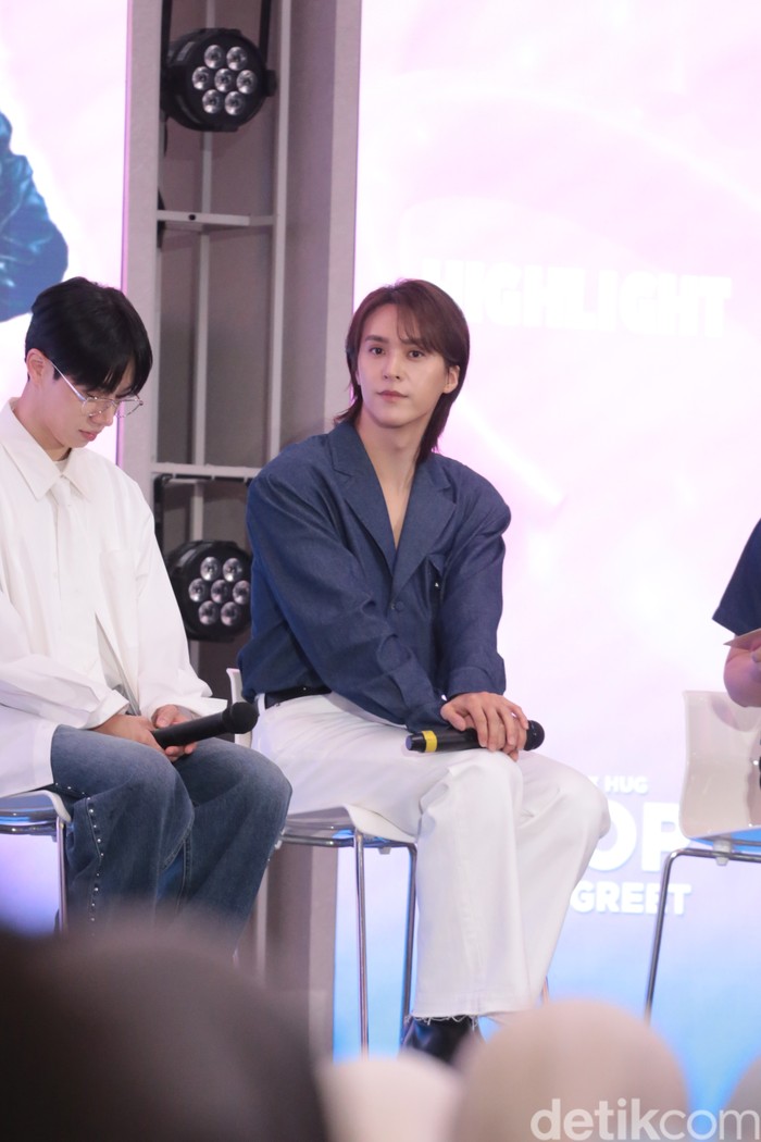 Son Dongwoon, member grup K-Pop HIGHLIGHT saat menghadiri acara KOREA 360 X HUG Meet & Greet di Lotte Mall, Jakarta Selatan, pada Minggu (18/1/2026).