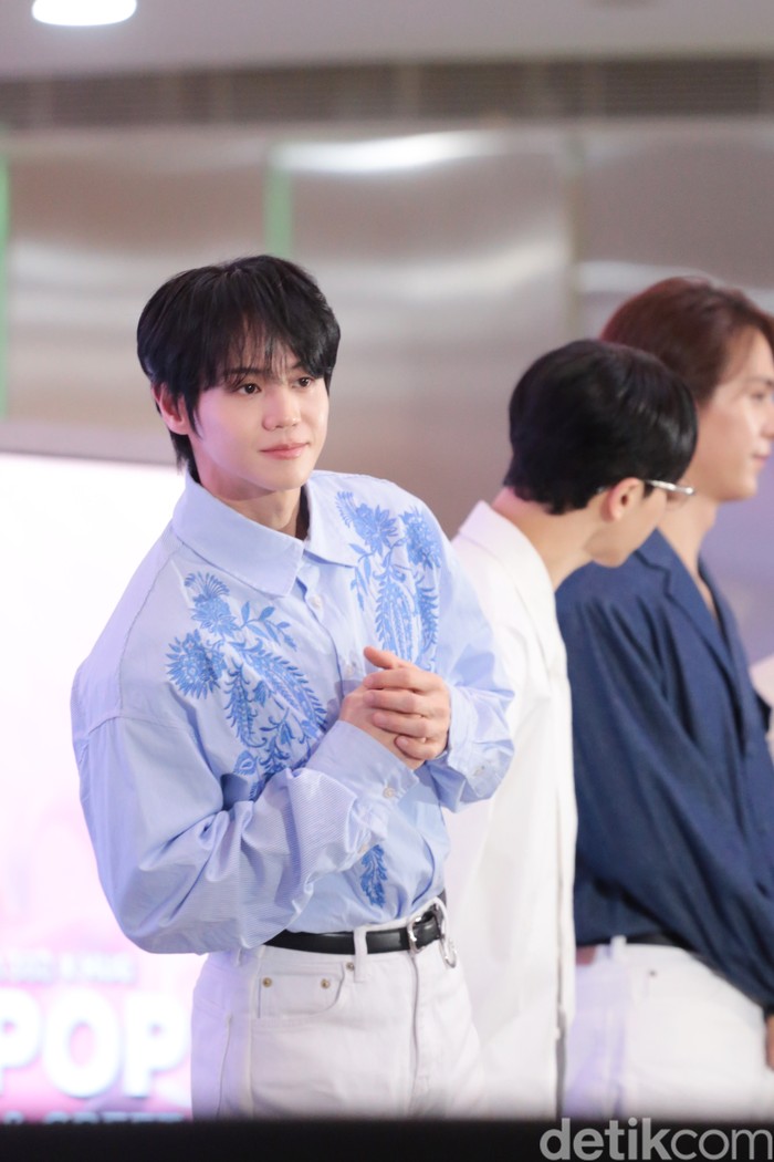 Yang Yoseob, member grup K-Pop HIGHLIGHT saat menghadiri acara KOREA 360 X HUG Meet & Greet di Lotte Mall, Jakarta Selatan, pada Minggu (18/1/2026).